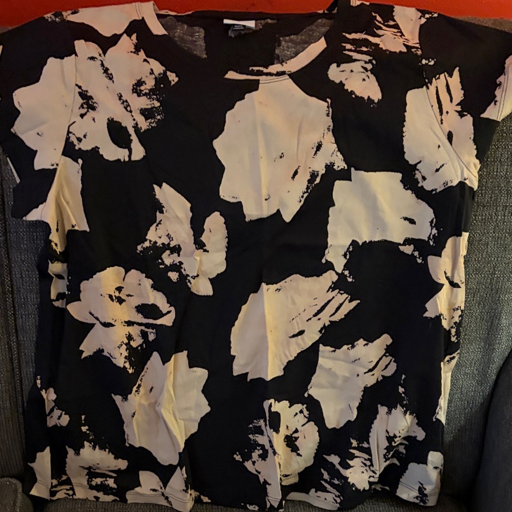 CAbi Black and White Abstract Floral Short Sleeve Tee